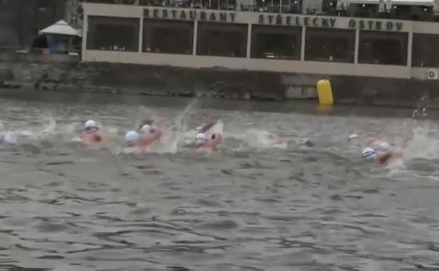 Cientos de nadadores desafían las gélidas aguas del río Moldava en Praga